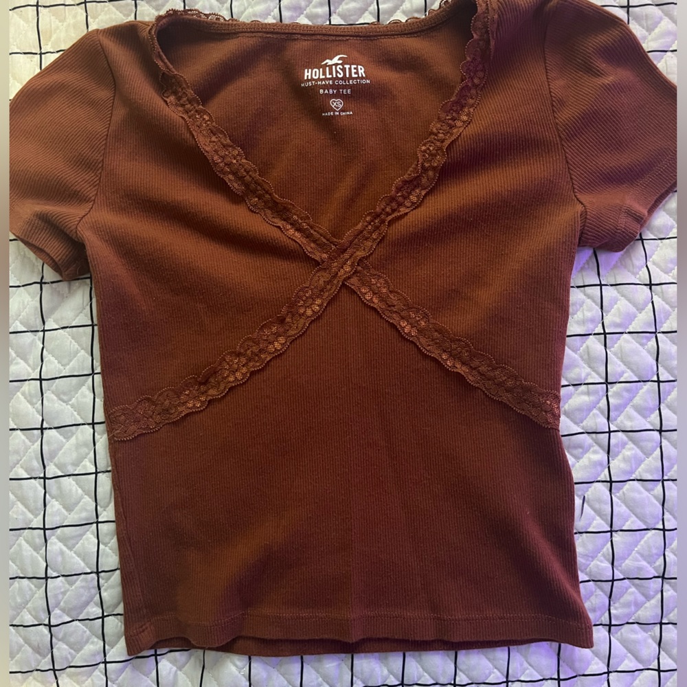 burnt orange hollister baby tee with lace trim